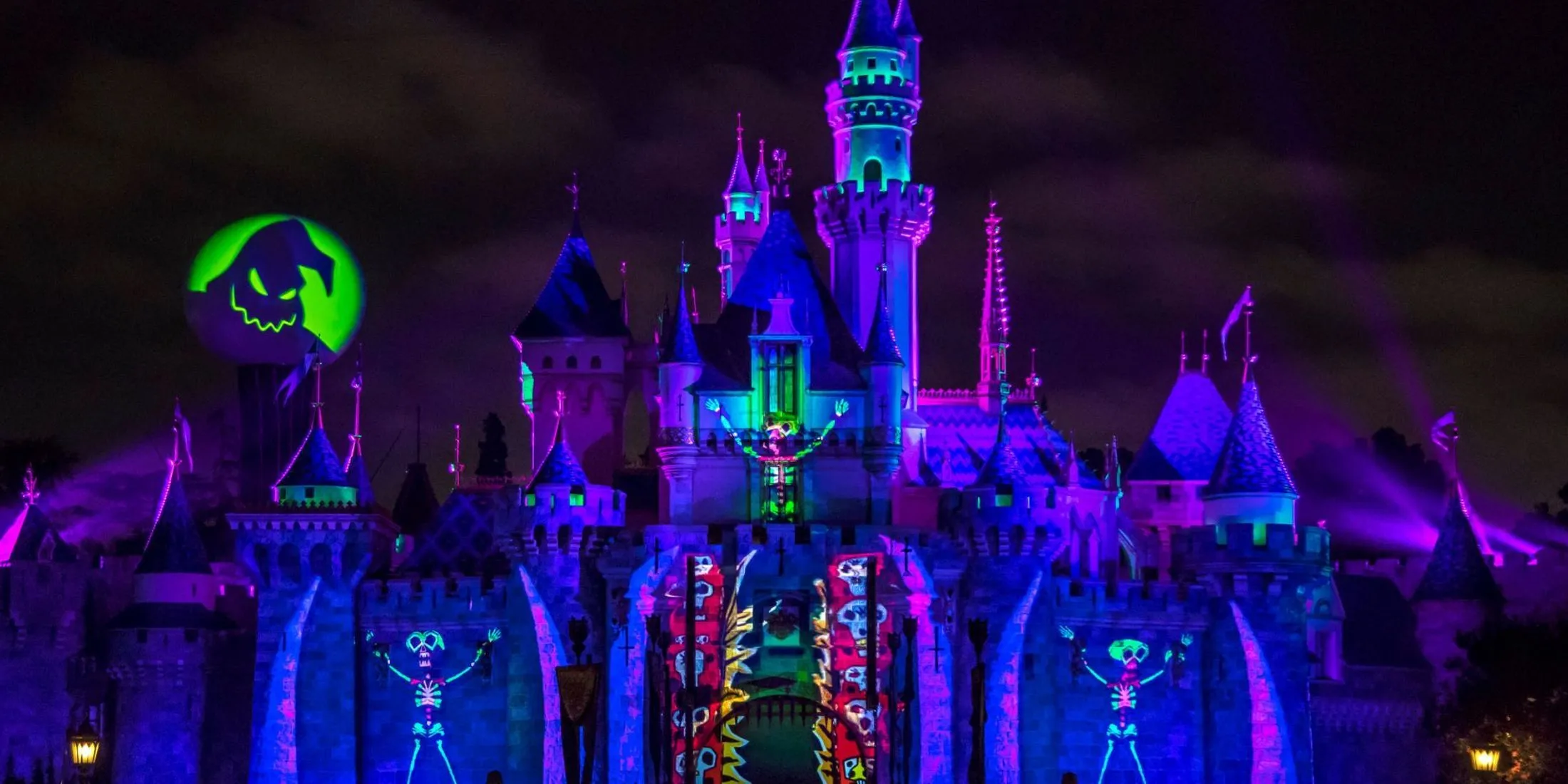 Màn trình diễn Halloween Screams hoành tráng tại Disneyland, báo hiệu mùa lễ hội đặc biệt 2025.