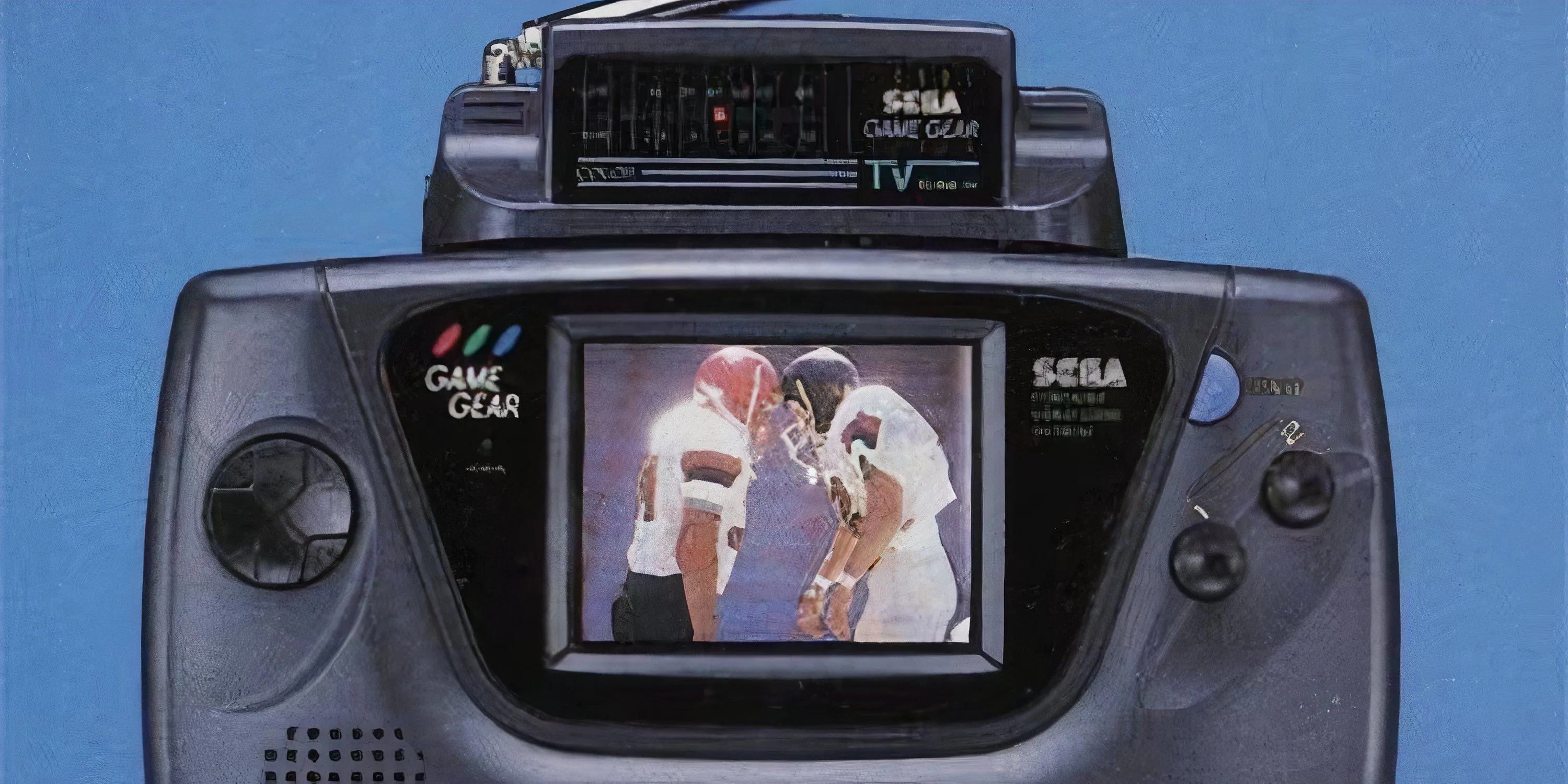 Máy chơi game cầm tay Sega Game Gear với phụ kiện TV Tuner đang hiển thị một trận đấu bóng đá.