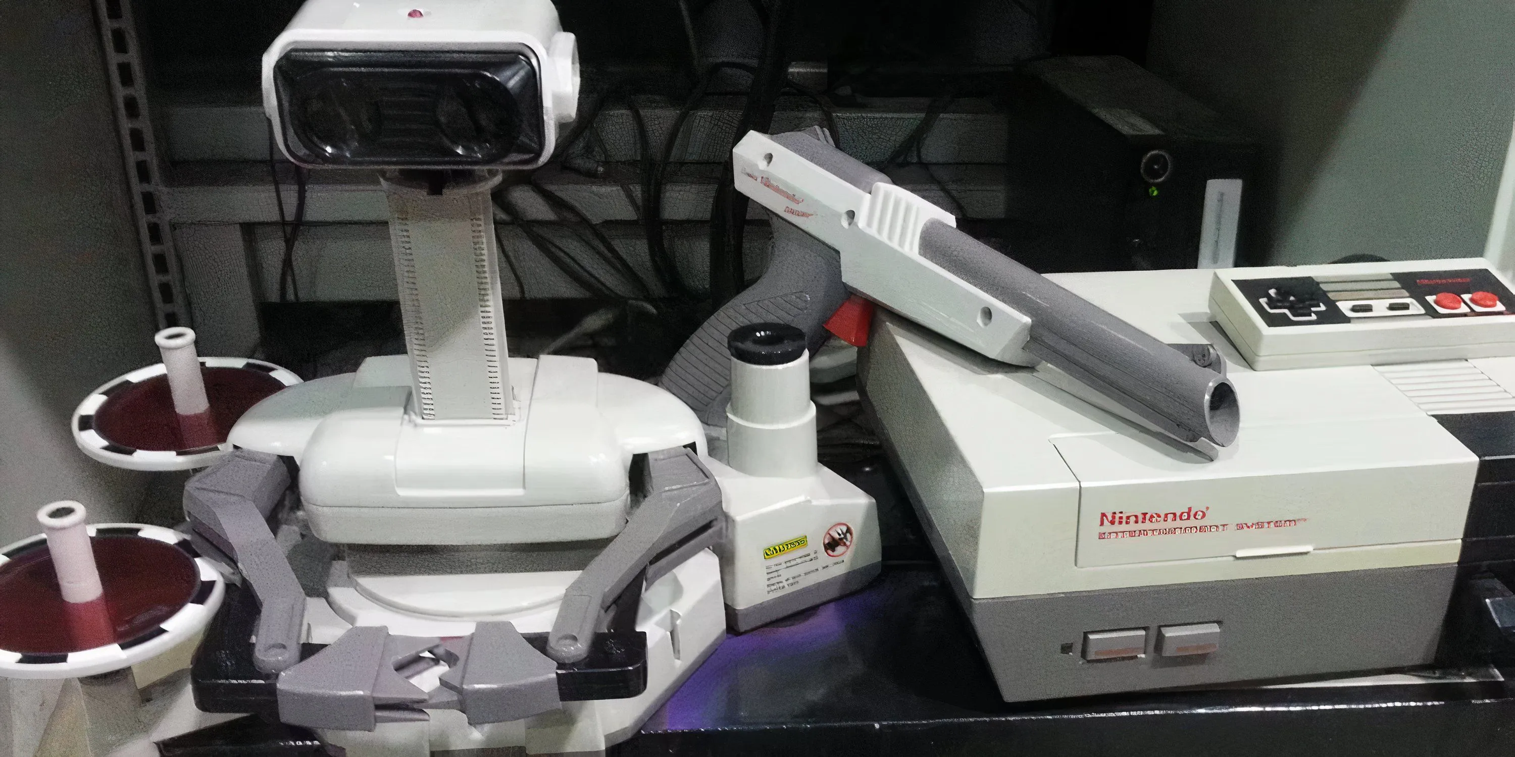 ROB the Robot, phụ kiện robot của hệ máy NES, đặt cạnh console Nintendo Entertainment System.