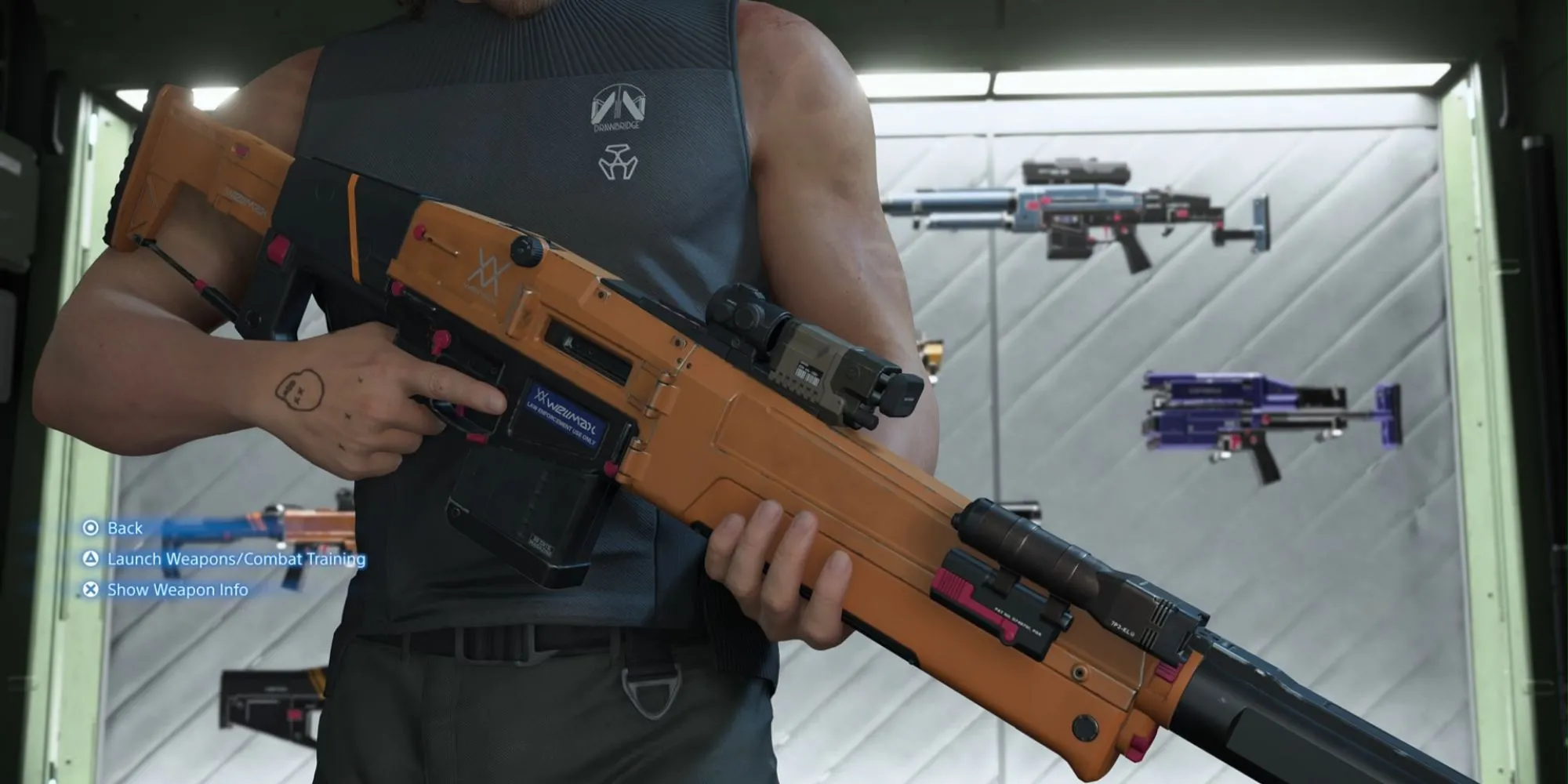 Sam Bridges đang thử nghiệm vũ khí trong phòng huấn luyện VR của Death Stranding 2.