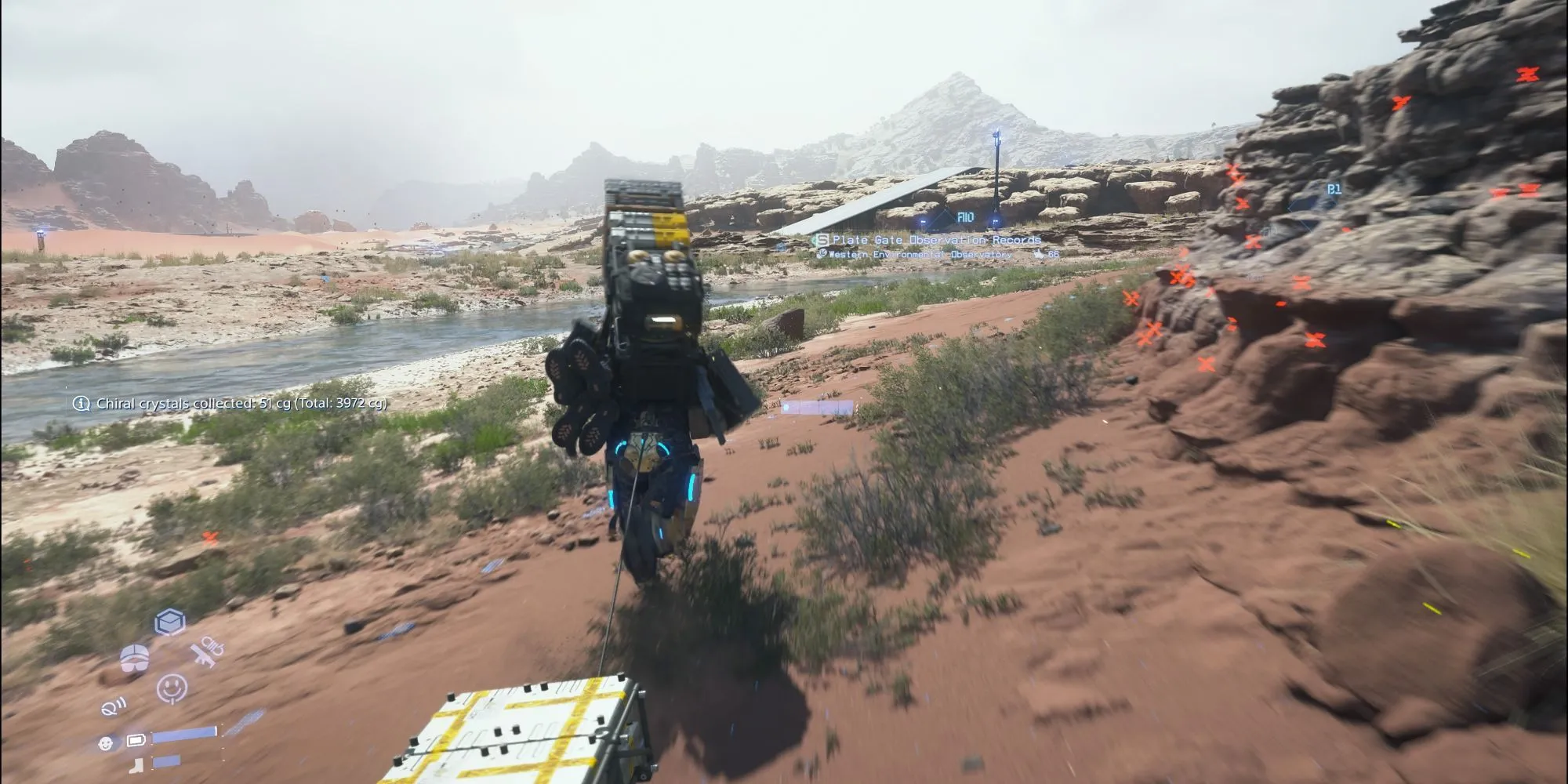 Sam Bridges gánh vác hàng hóa nặng trĩu đi qua một cảnh quan đẹp nhưng hiểm trở trong Death Stranding 2.