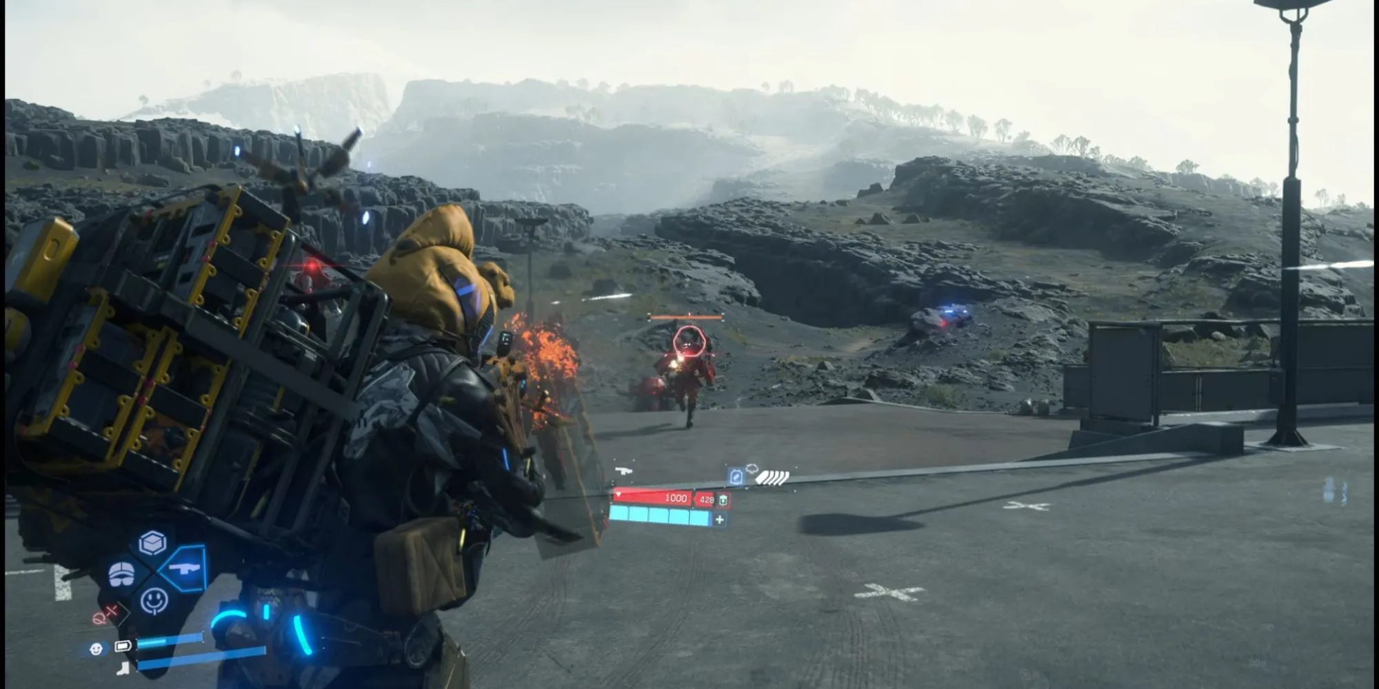 Sam Bridges thực hiện động tác lén lút phía sau kẻ thù trong Death Stranding 2, cho thấy khả năng hành động bí mật.
