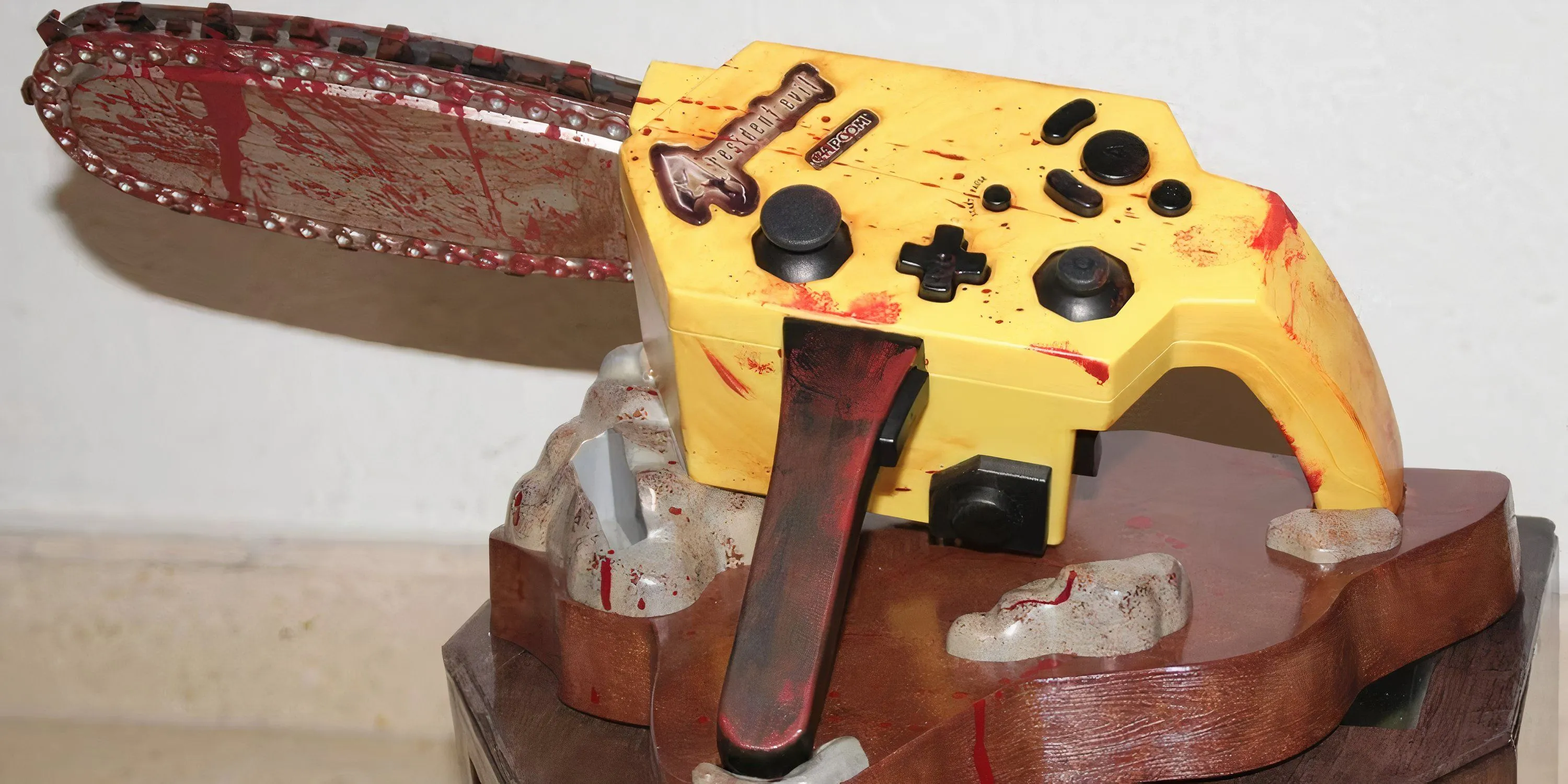 Tay cầm Chainsaw Controller mô phỏng cưa máy từ game Resident Evil 4 trên GameCube và PS2.